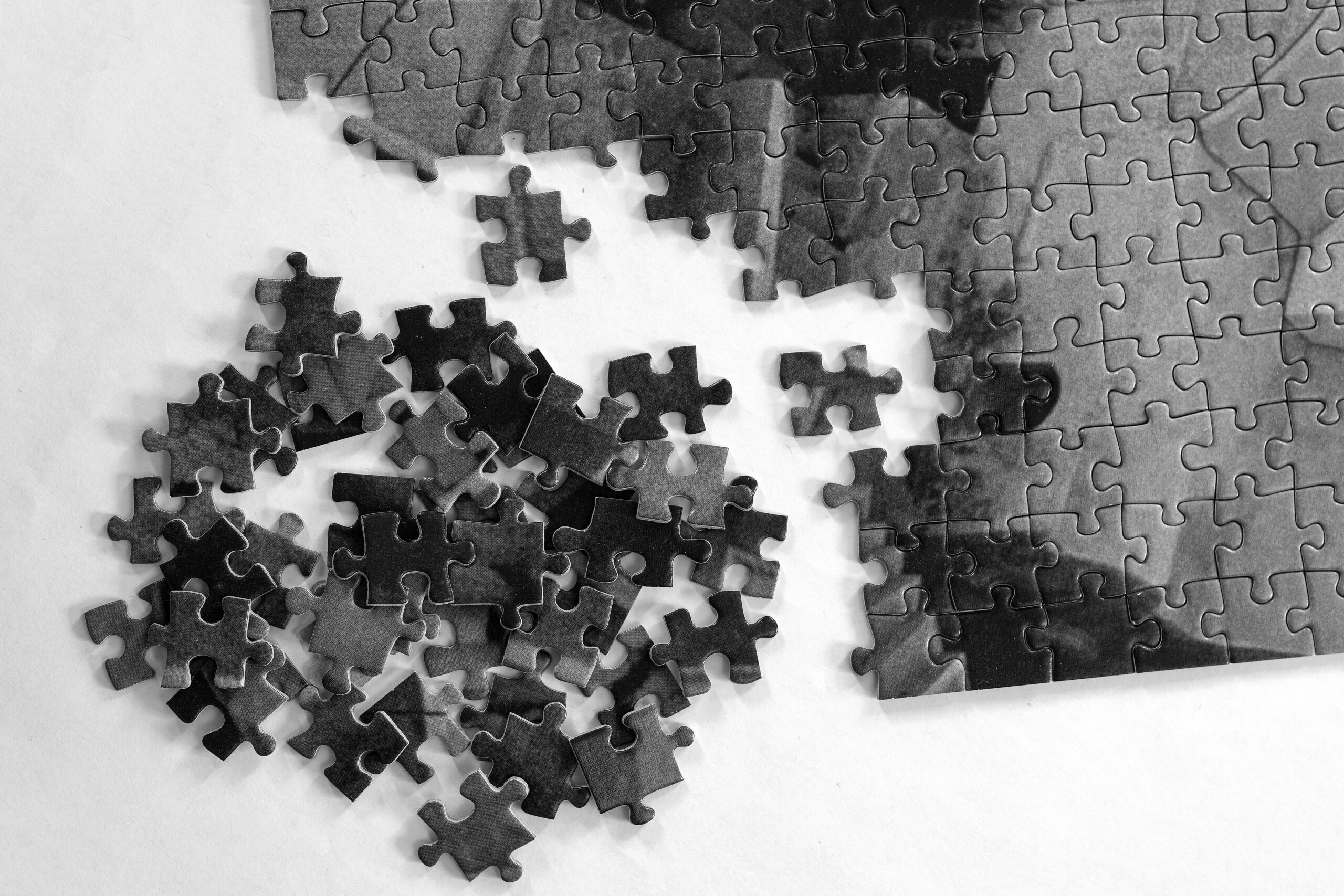Escalta Consulting strategic problem solving and business model alignment represented by puzzle pieces